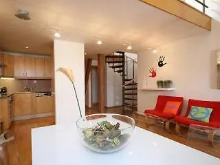Riverside Apartments Прага Отель